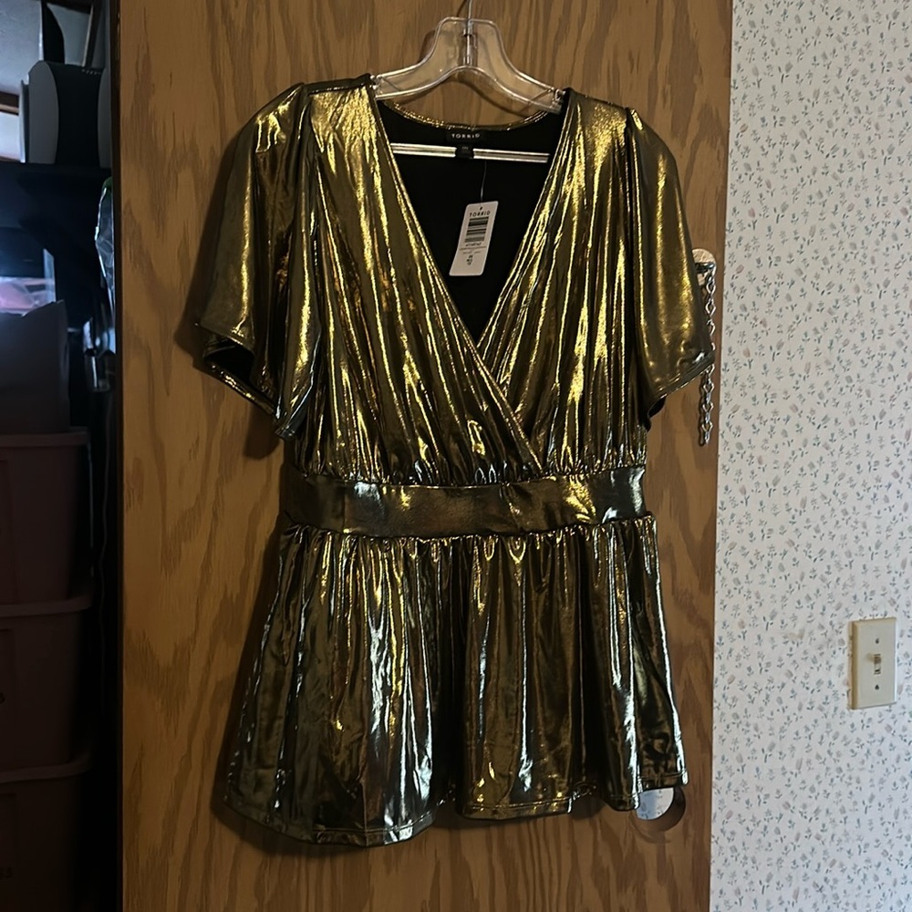 TORRID Liquid Shine Surplice Peplum Top: GOLD: NEW WITH TAGS: SIZE 00 (M/L)